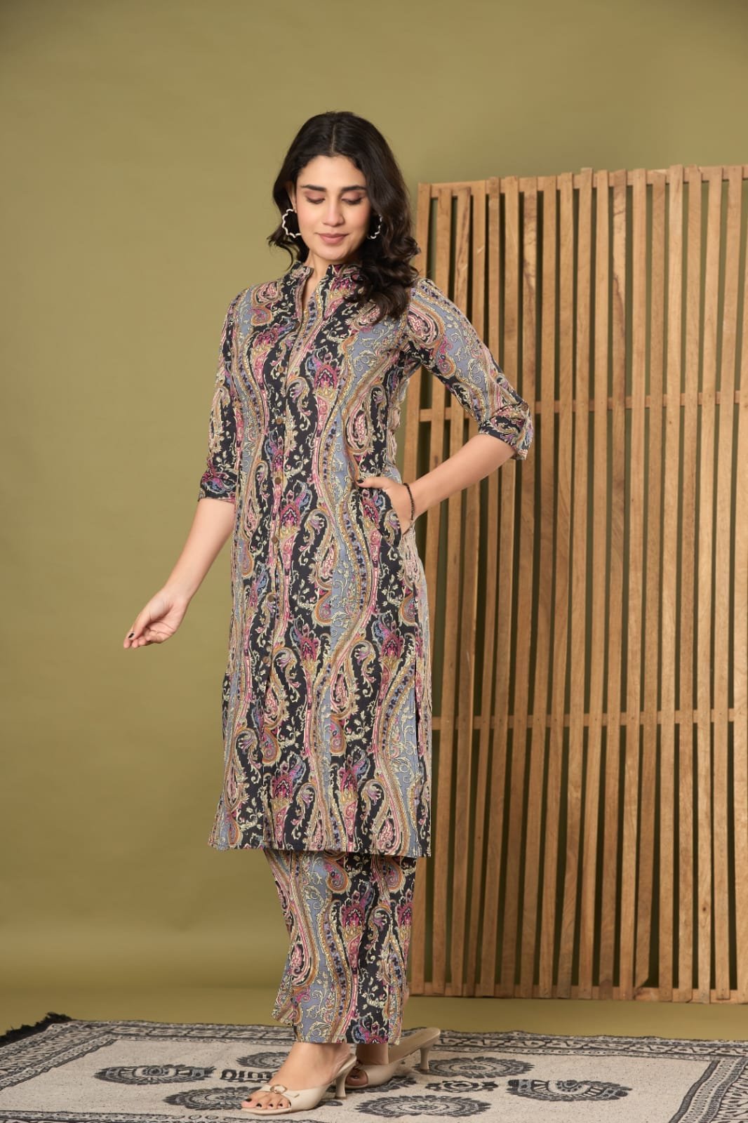 The Kurti Shop Women's Paisley Printed Cotton Straight Kurti with Palazzo/Pant Set view 2