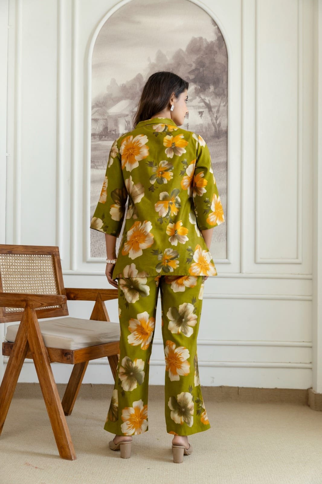 Women Floral Printed Co-Ord Set with Collared Kurta Top & Straight Pants | The Kurti Shop view 4